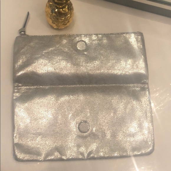 3/25$ 🦋 Shinny silver little purse like new - Picture 2 of 5